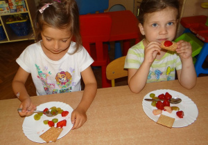 Dziewczynki poznają smak owoców